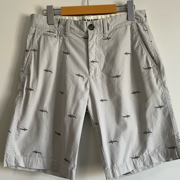 Men’s Old Navy Shark Print Shorts~Size 29 - Picture 1 of 10